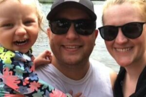 A menina tem 2 anos e o bebê 5 meses