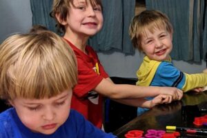 Angie diz que as crianças estão mais felizes fazendo o presente entre elas