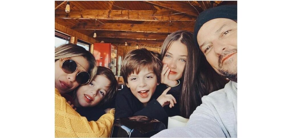 O ator compartilhou um tbt ao lado dos filhos