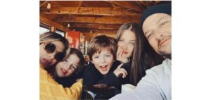 O ator compartilhou um tbt ao lado dos filhos