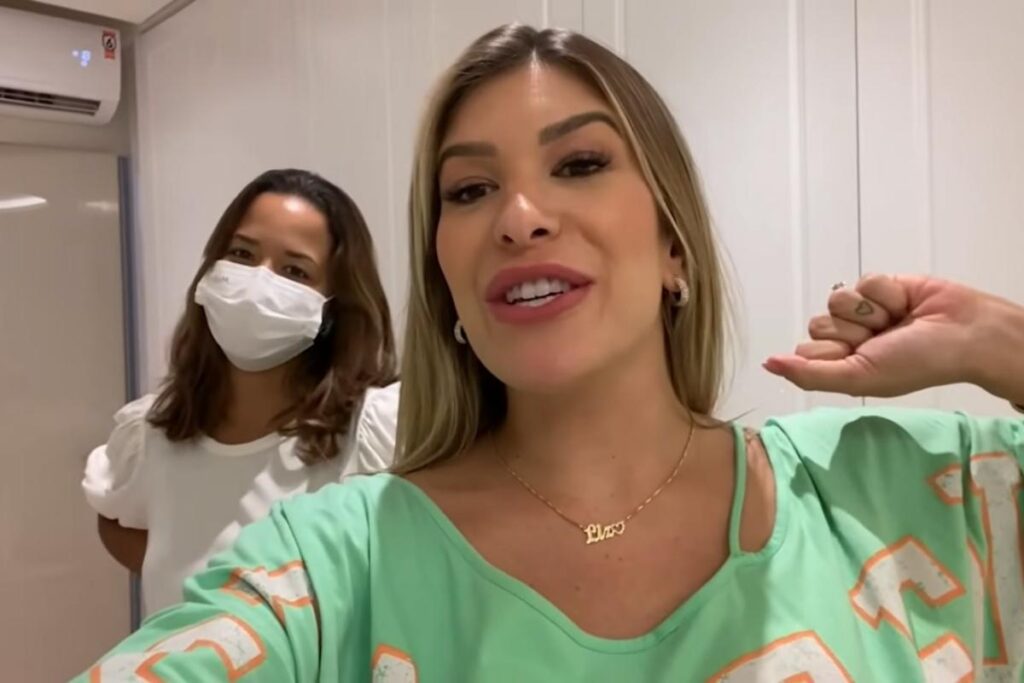 Lore Improta abriu o quarto de Liz e mostrou o armário