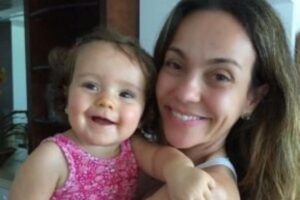 Flávia Monteiro passeou com a filha no shopping