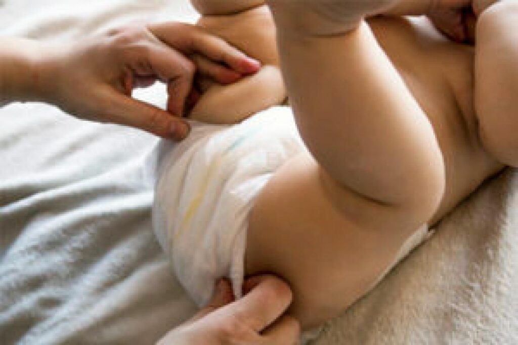 A mãe se recusa a trocar as fraldas sujas da filha