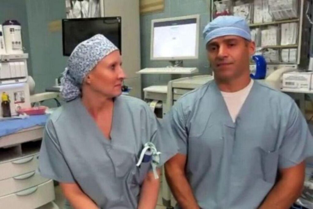 Foto casal de enfermeiros se abraçando