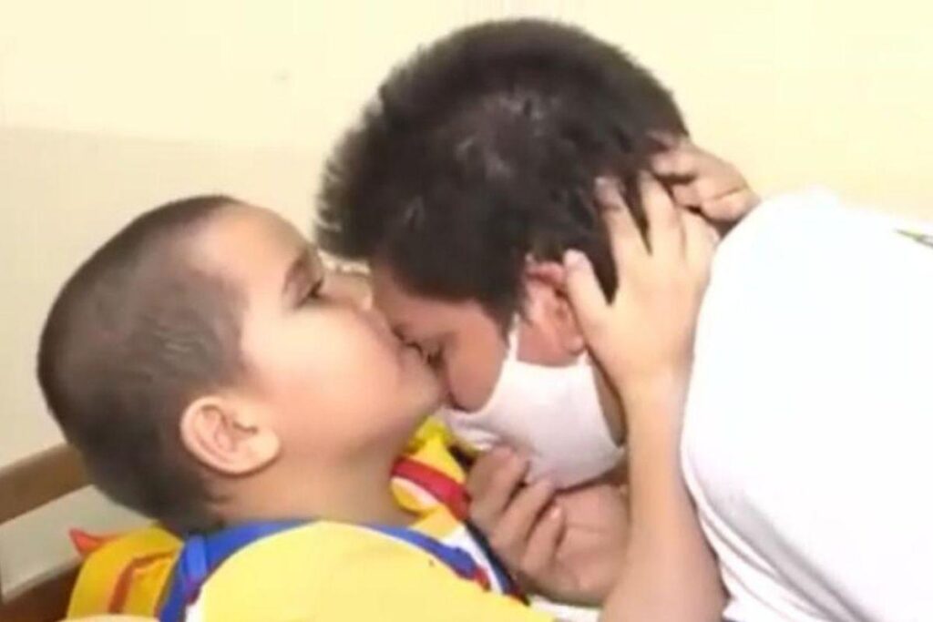 A mãe raspou a cabeça em apoio ao filho