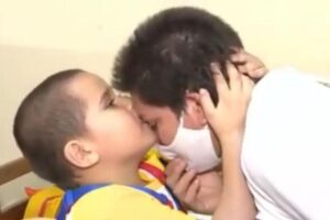 A mãe raspou a cabeça em apoio ao filho