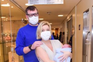 Luiza Possi publica sequência de fotos em família