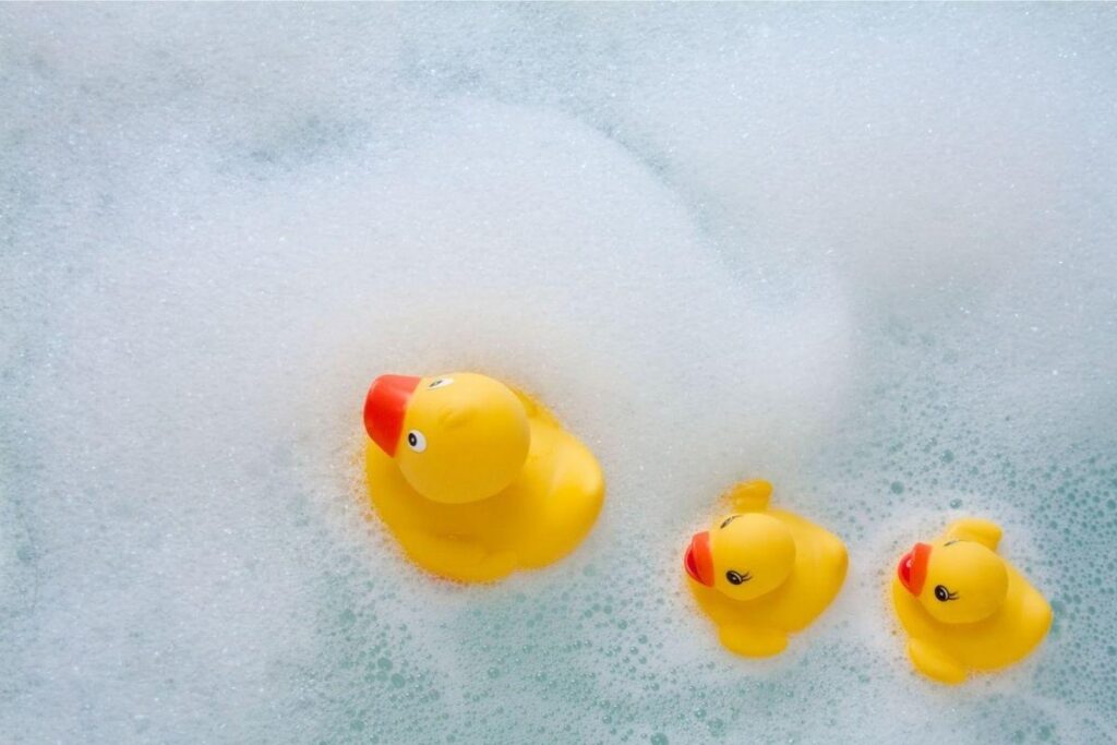 Muitos bebês adoram fazer brincadeiras na água, mas os pais devem ficar atentos para os cuidados com a pele