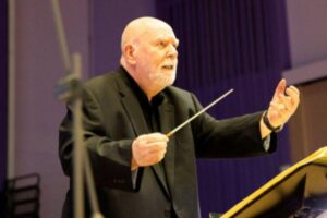 Homem com deficiência intelectual rege grande orquestra