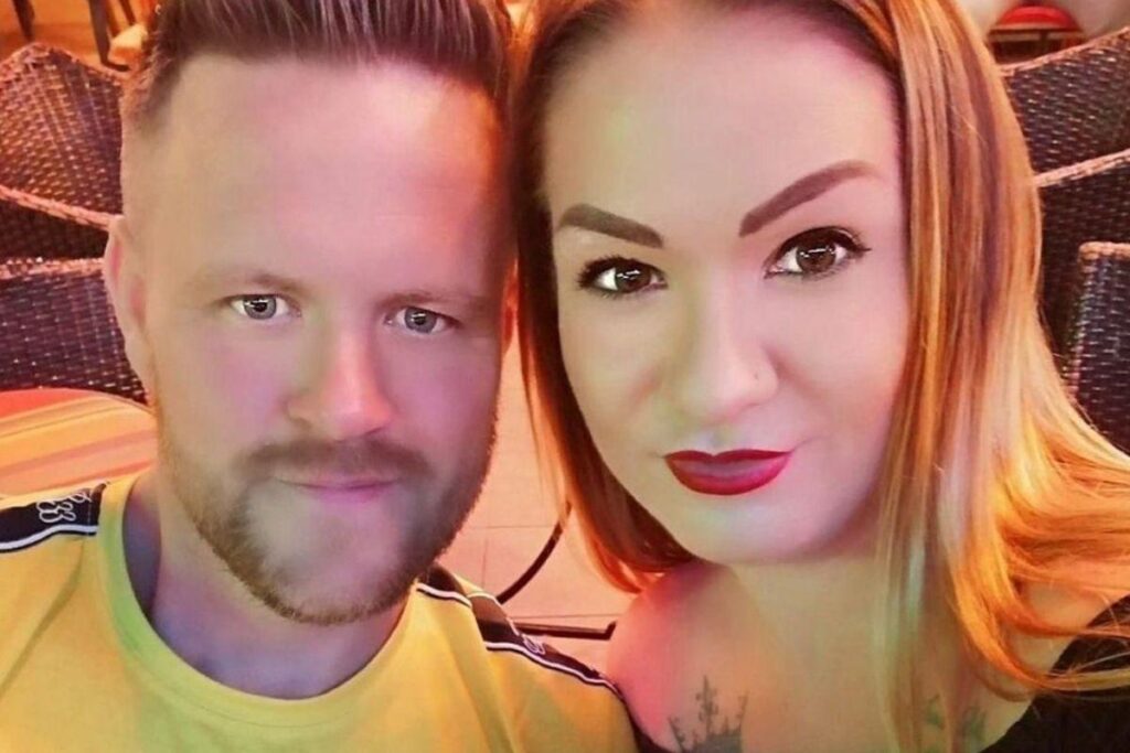 Ao lado direito Charmaine de 16 anos com a filha Isla e do lado esquerdo os avós Jenni e Richard