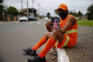 Jonatã Nunes lançou o primeiro livro de poemas