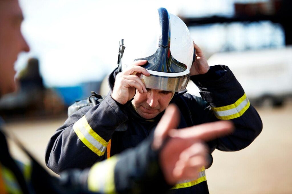 O bombeiro começou a ler para a criança afim de tranquilizá-la