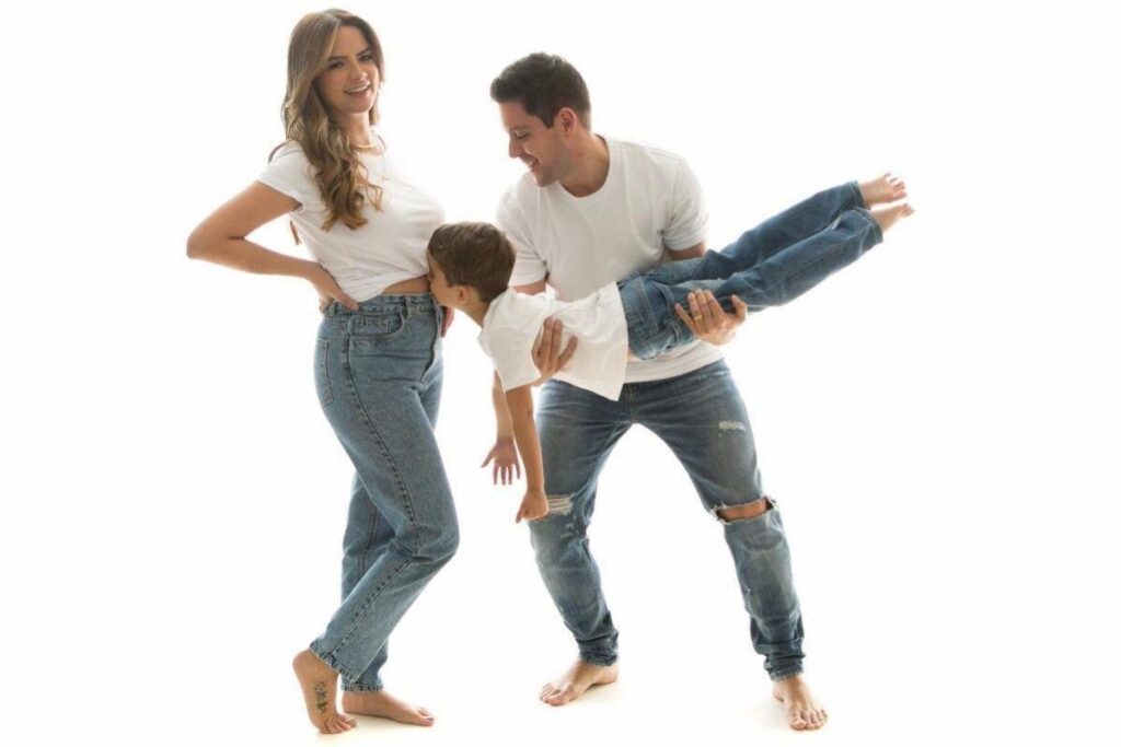 Maria Cecilia registrou troca de carinho do filho mais velho com a barriga grávida