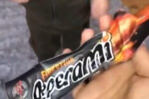 Mãe é criticada por dar comida picante ao filho de 2 anos