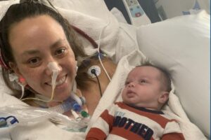 Autumn conheceu seu filho recém-nascido dois meses após o parto, que aconteceu enquanto ela estava intubada