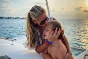 Adriane Galisteu ao lado do filho