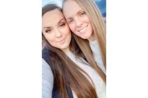 Mãe que nunca quis ter filhos decide adotar duas crianças após encontro emocionante