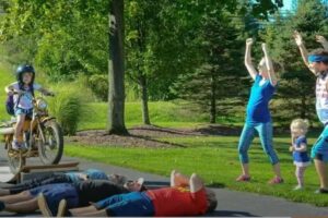 Normalmente as crianças tiram fotos como essa da esquerda porém Hannah quis ir além