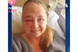 Professora lê livro aos alunos após cirurgia cerebral