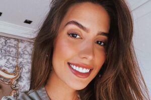 Gabi Brandt chora de saudades dos filhos