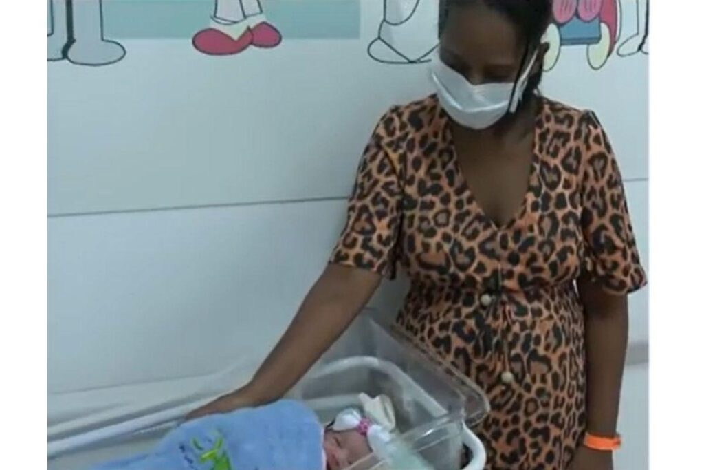 Mãe dá à luz bebê saudável após gravidez acontecer fora do útero