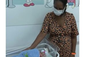 Mãe dá à luz bebê saudável após gravidez acontecer fora do útero