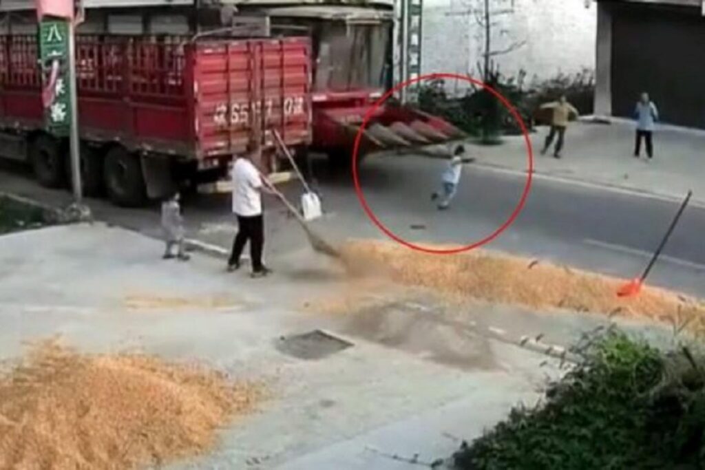A máquina de colheita passou por cima da criança e ela sobreviveu