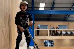 Menino de 10 anos se torna a pessoa mais jovem do mundo a dar salto duplo para trás utilizando um patinete