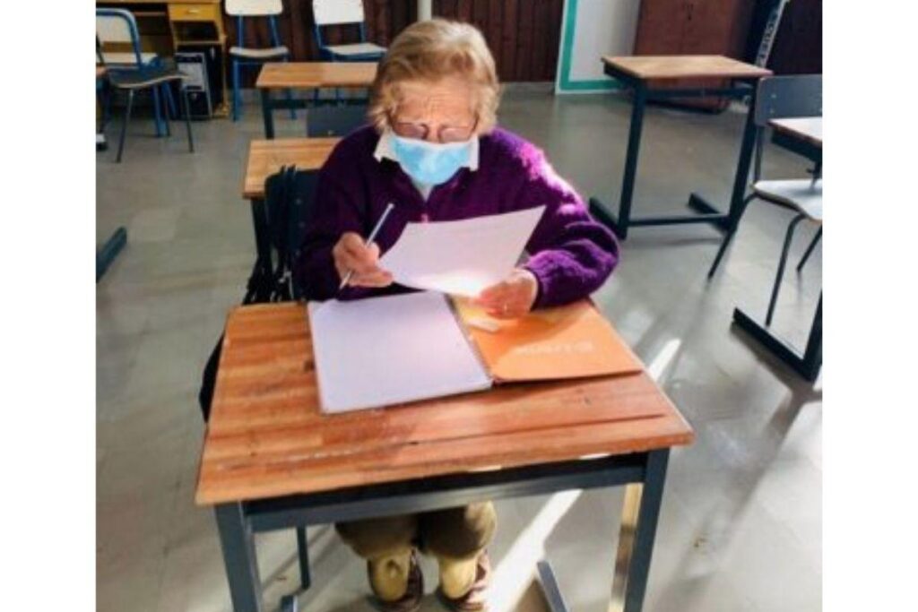 Avó prova que nunca é tarde demais para voltar aos estudos