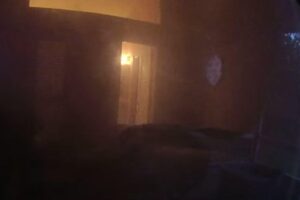 De tirar o fôlego! Vídeo captura momento exato em que policial salva menino de 3 anos de incêndio