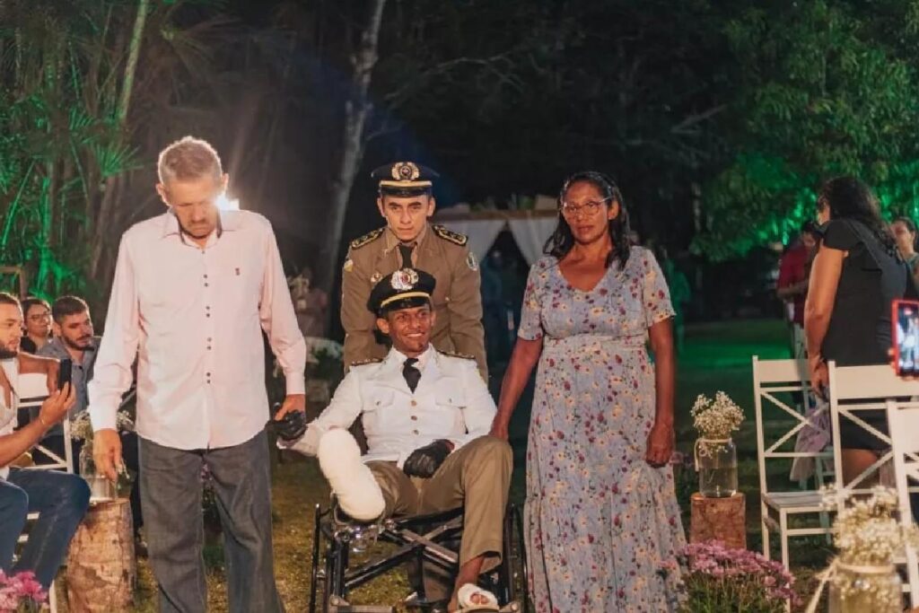 Um policial militar foi atropelado no dia do casamento e mesmo após a cirurgia, manteve a cerimônia