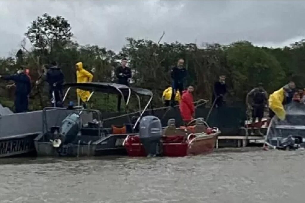 Um barco com 21 pessoas virou ao ser atingido por uma tempestade