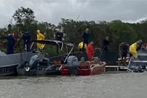 Um barco com 21 pessoas virou ao ser atingido por uma tempestade