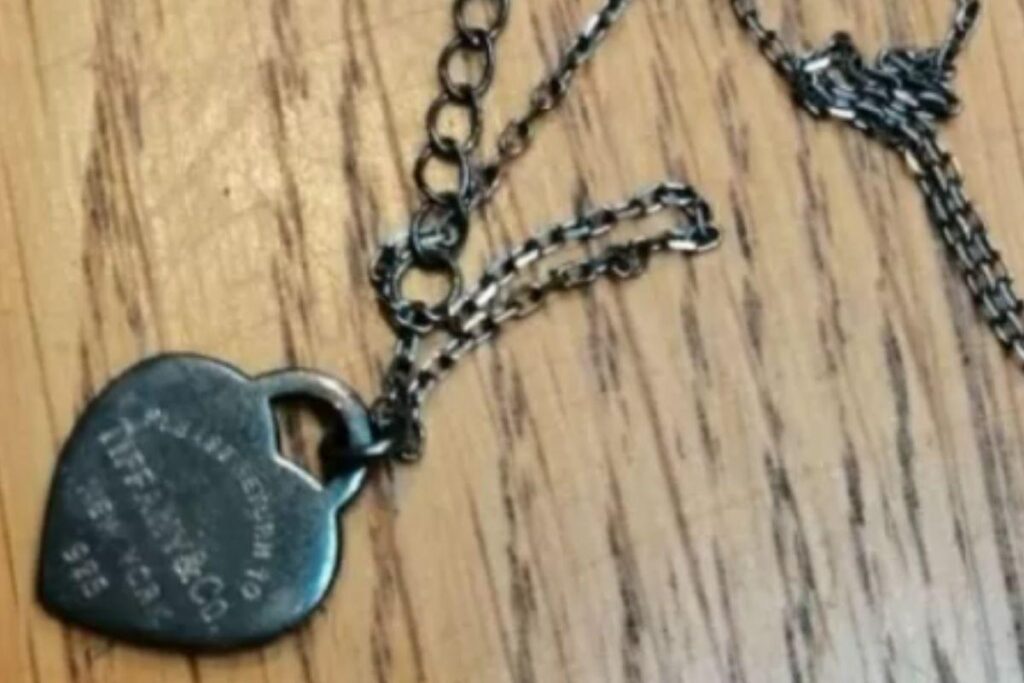 Joia escurecida com gás tóxico