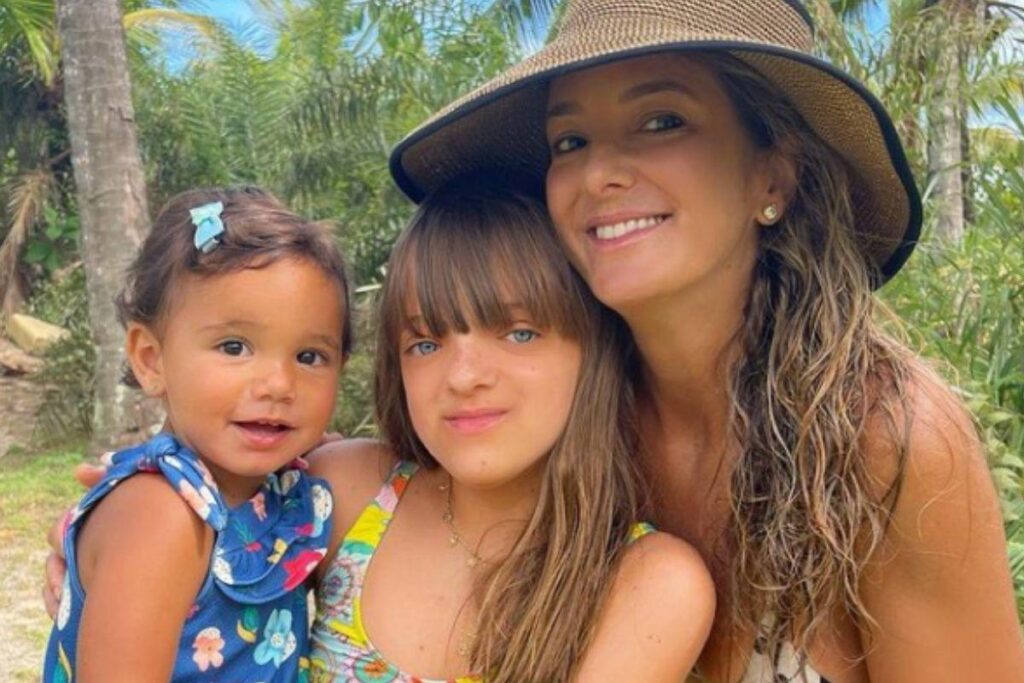 Ticiane ao lado as filhas Manuella e Rafaella