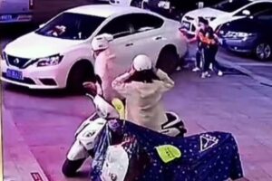 Momento em que a mãe salvou o filho do atropelamento