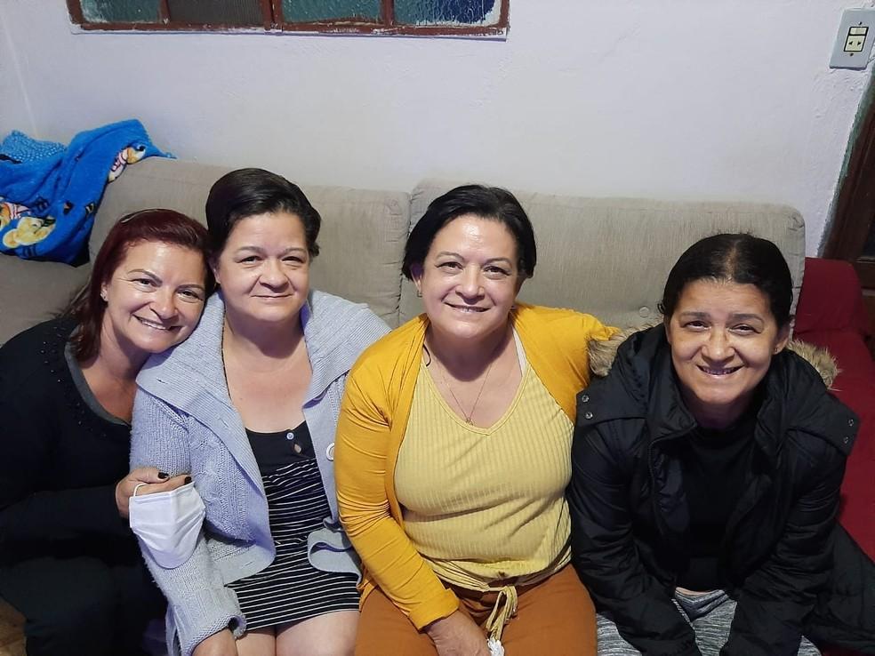 Margarete Soares quando criança, acompanhada dos pais adotivos