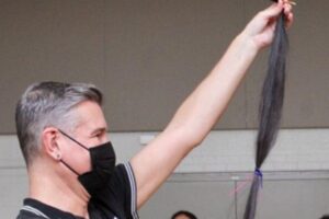 Paquistana quebra recorde de doação de cabelo
