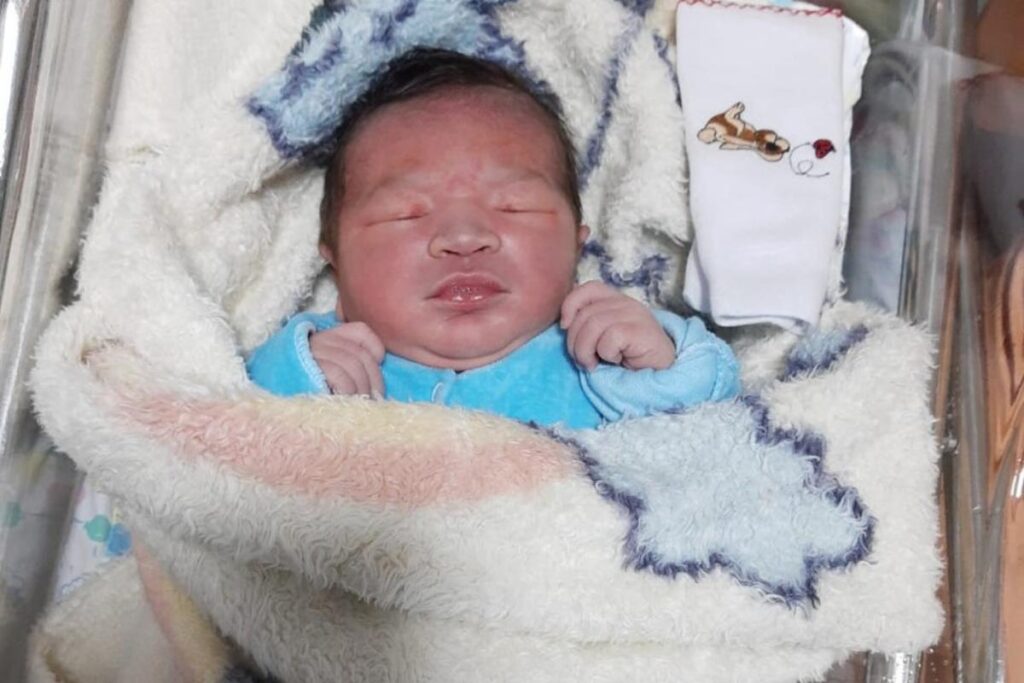 Arthur nasceu em estrada à caminho para o hospital com auxílio do pai que é PM de Minas Gerais