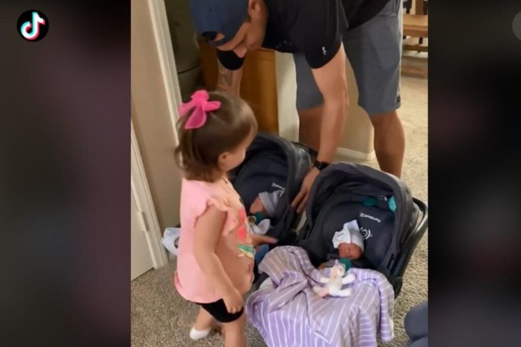Vídeo repercutiu ao mostrar encontro entre irmã mais velha e gêmeos recém-nascidos