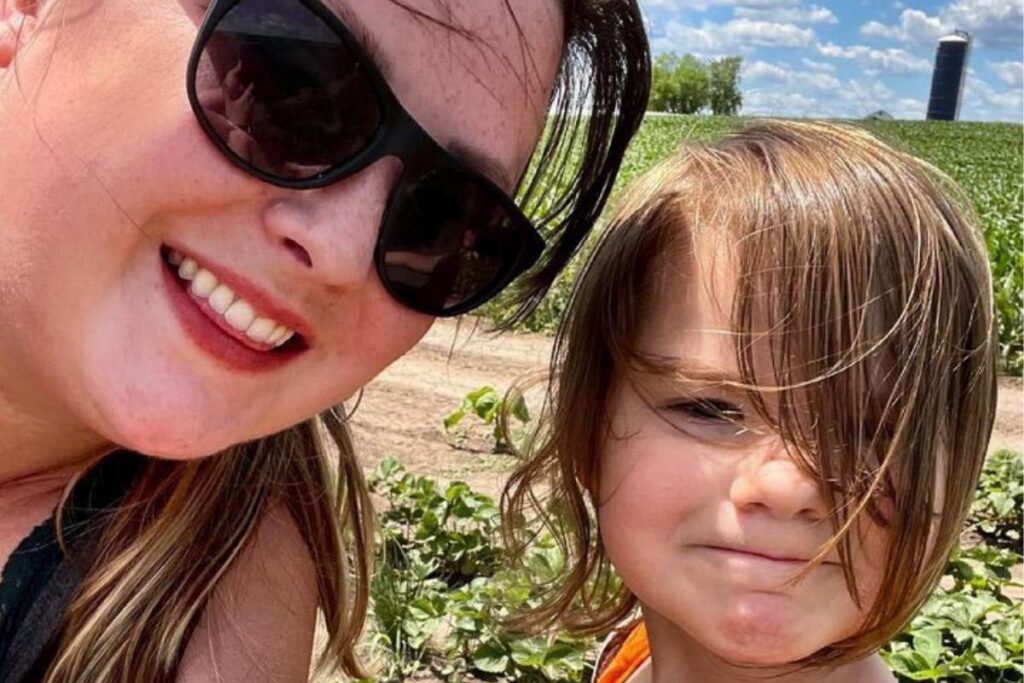 Mãe decide excluir sogros da vida da filha por conta de comentários críticos sobre a aparência da menina