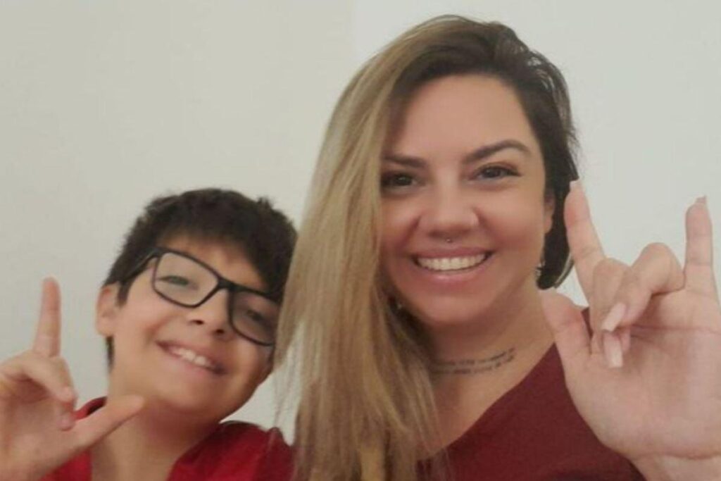 Mãe aprende libras para auxiliar no processo de inclusão do filho