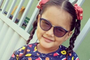 Lorena Sophia está gravando vídeos em que mostra como fazer a Língua Brasileira de Sinais