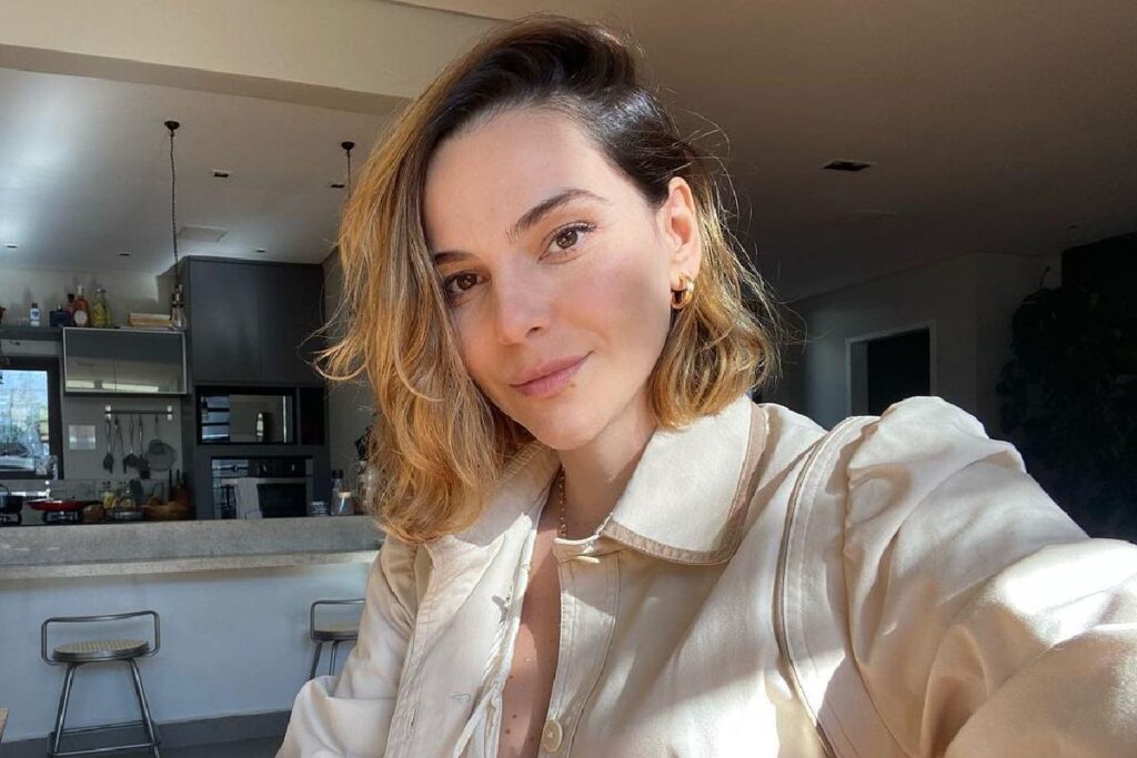 Tainá Muller e Rafa Brites dando banho nos filhos na banheira