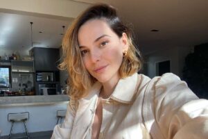 Tainá Muller e Rafa Brites dando banho nos filhos na banheira