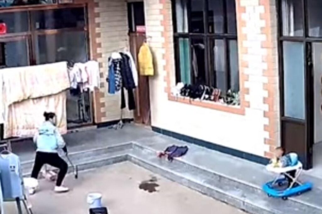 Vídeo mostra mãe usando vassoura para impedir que bebê caia do andador