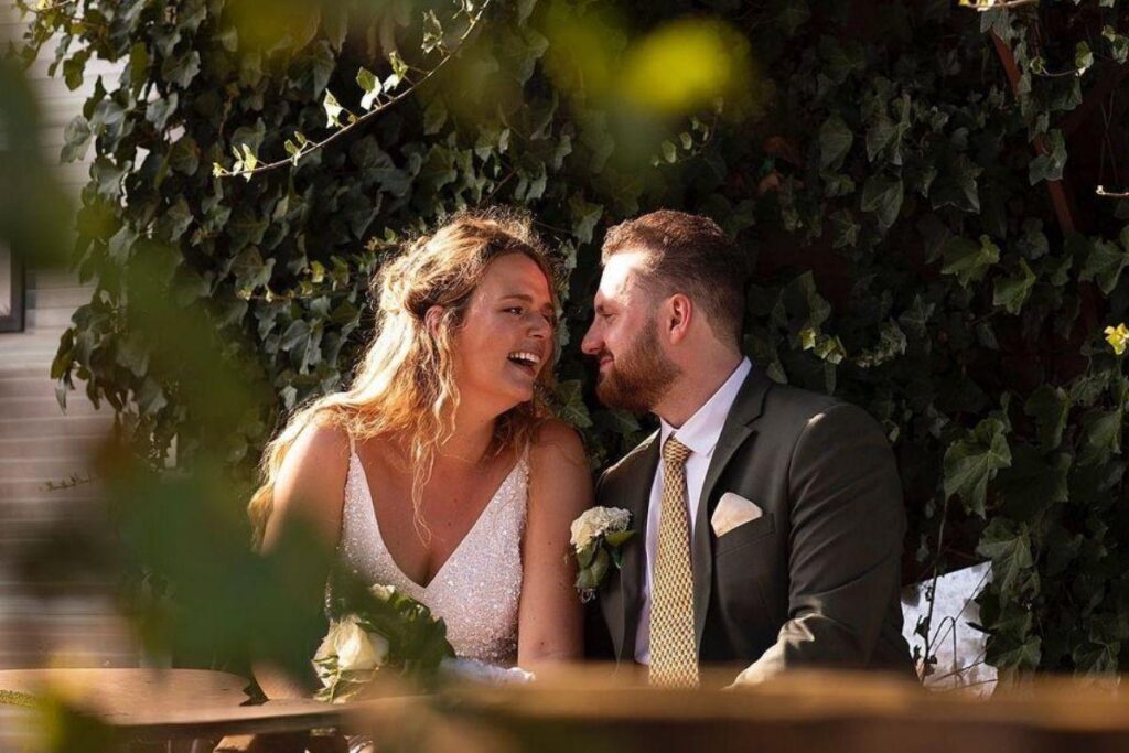 Casper e Sanna abraçados