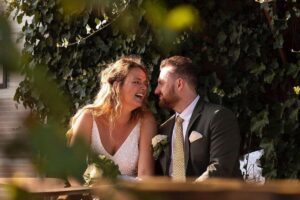 Casper e Sanna abraçados