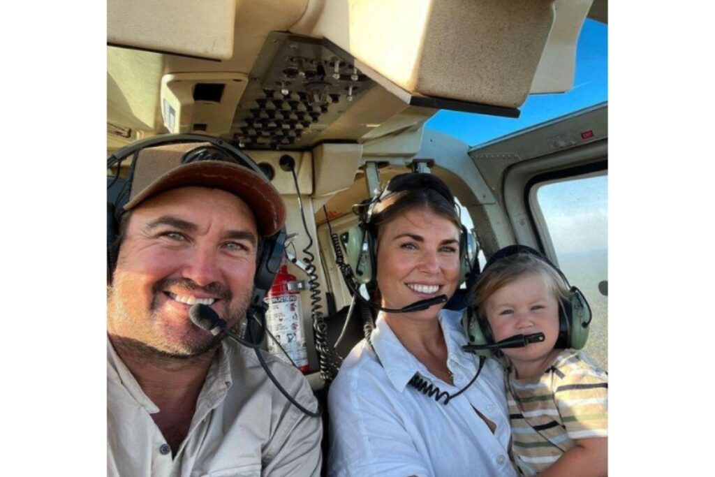 Bebê puxa cobra para fora do quintal pelo rabo na Austrália