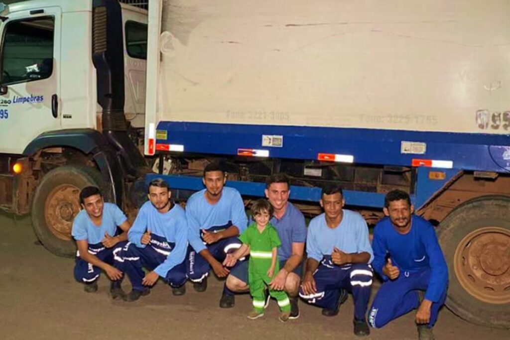 Theo sempre gostou do caminhão de lixo